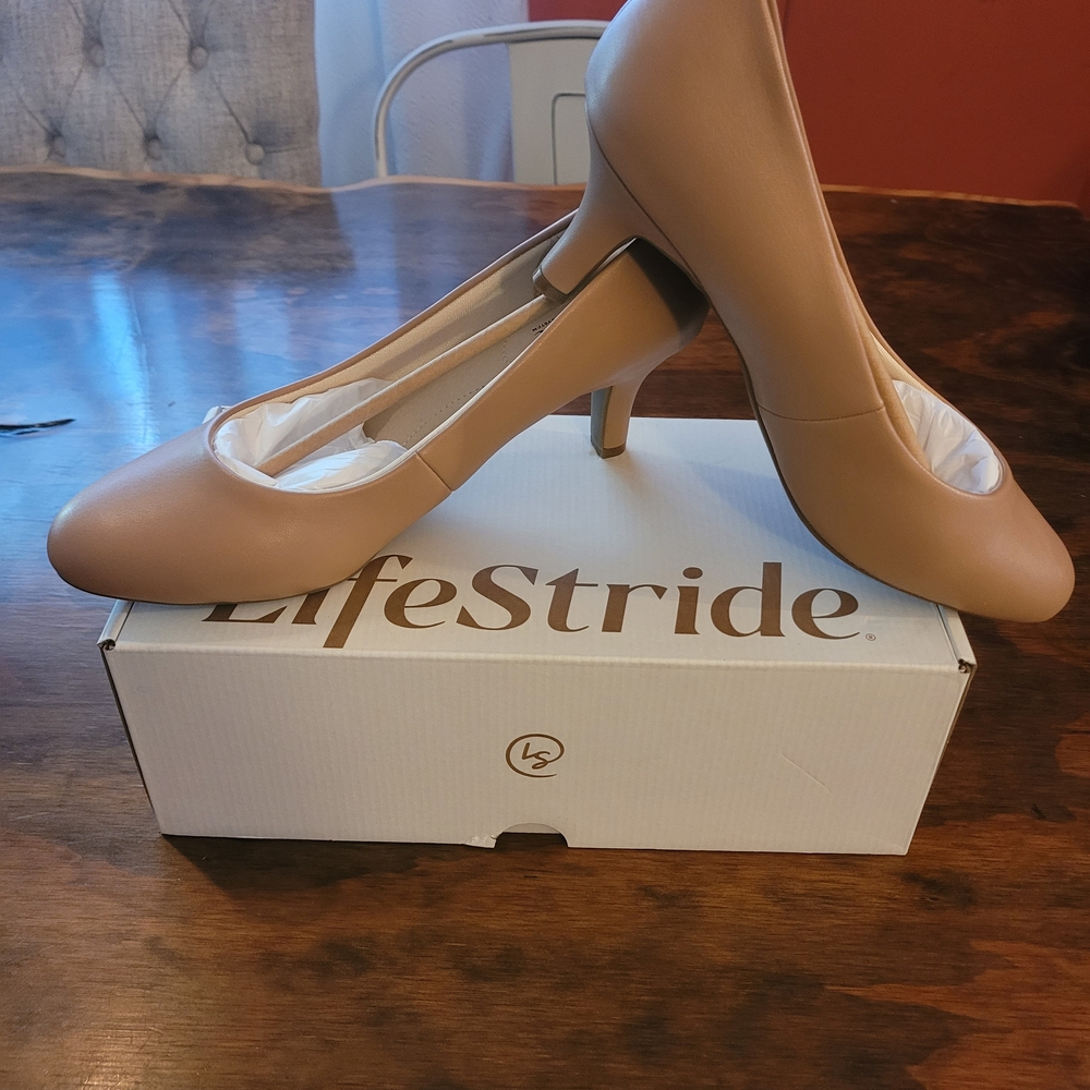 Life Stride Women's Tan Pumps